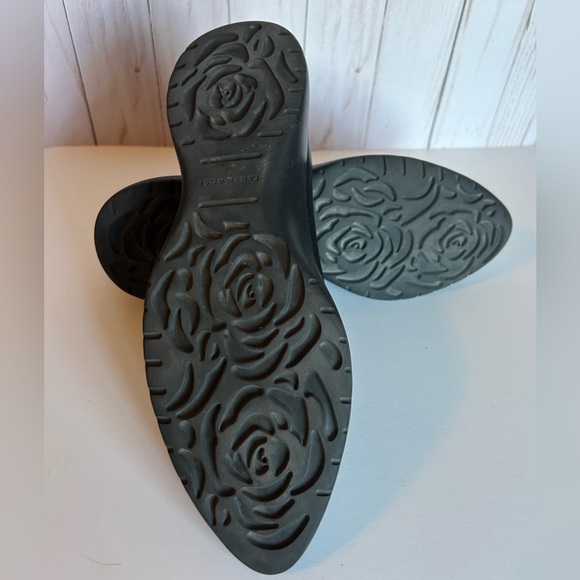 Taryn Rose Black Leather Cross-Over Strap Flats - Picture 6 of 11